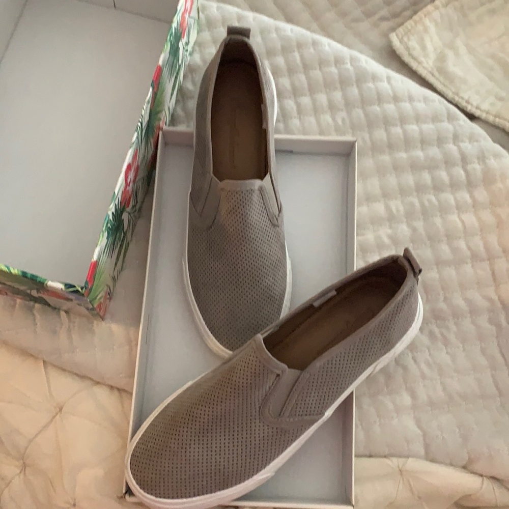 Tommy Bahama slide on sneakers 7.5